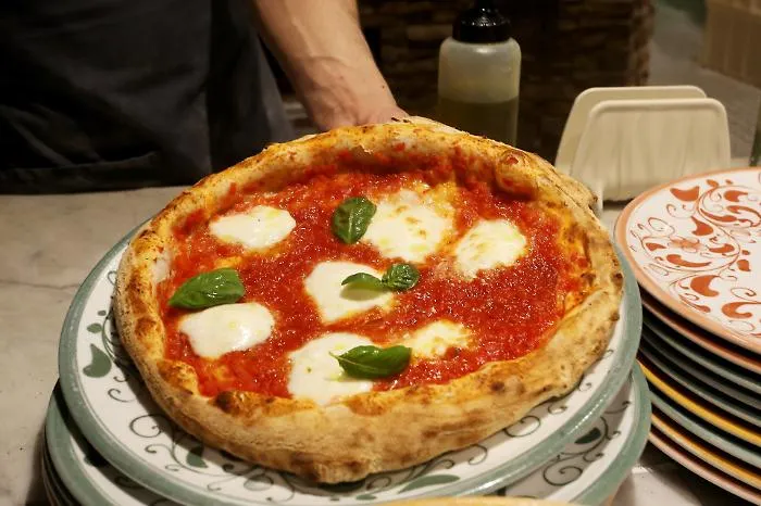 A Napoli nasce la "pizza solidale" di Sorbillo: margherita a 5 euro per due giorni alla settimana