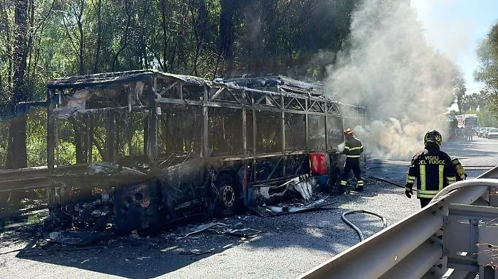 Prende fuoco un autobus dell'Amts sull'Asse dei servizi: passeggeri salvi, ma una mattinata di traffico in tilt