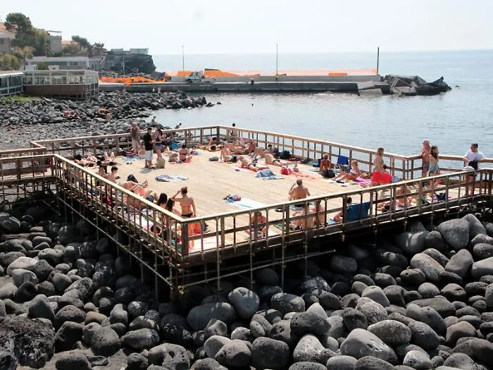 L'estate prolungata di  Catania, spiagge libere attrezzate anche ad ottobre