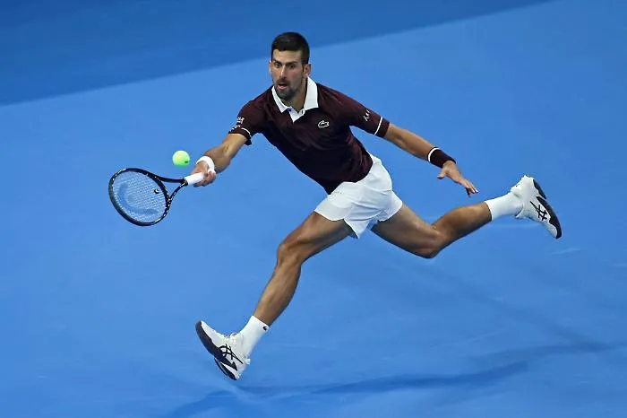 Tutti aspettano il suo addio, lui risponde cos&igrave;: Djokovic batte Zverev (e fa un favore a Sinner)