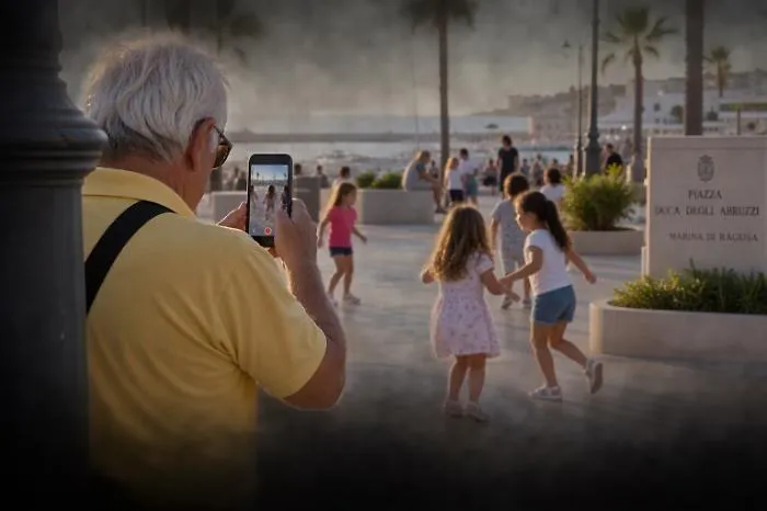 Marina di Ragusa, anziano realizza video ai bambini che giocano in piazza: il caso monta