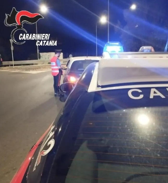 Si schianta contro due auto parcheggiate in stato di ebrezza: denunciato dai Carabinieri