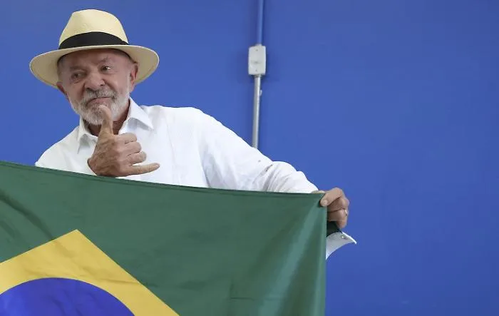 Brasile al voto, scintille ai seggi fra Lula e Bolsonaro. Il presidente uscente: &laquo;La scelta &egrave; fra democrazia e barbarie&raquo;
