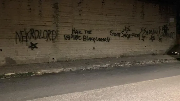 Nel giorno del compleanno del beato Livatino scritte in stile black metal e simboli estremisti sul muro 