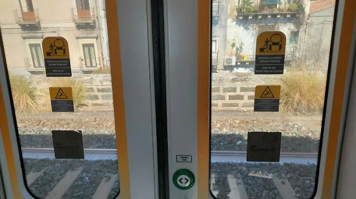 Paura sui binari agli Archi della Marina: uomo in stato di ebrezza blocca il treno per Messina