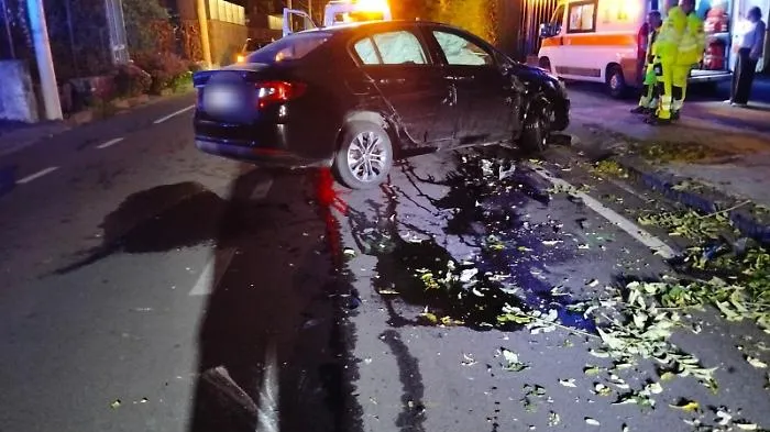 Notte di paura a Nicolosi: Fiat Tipo si schianta contro un albero, conducente in codice rosso al Cannizzaro