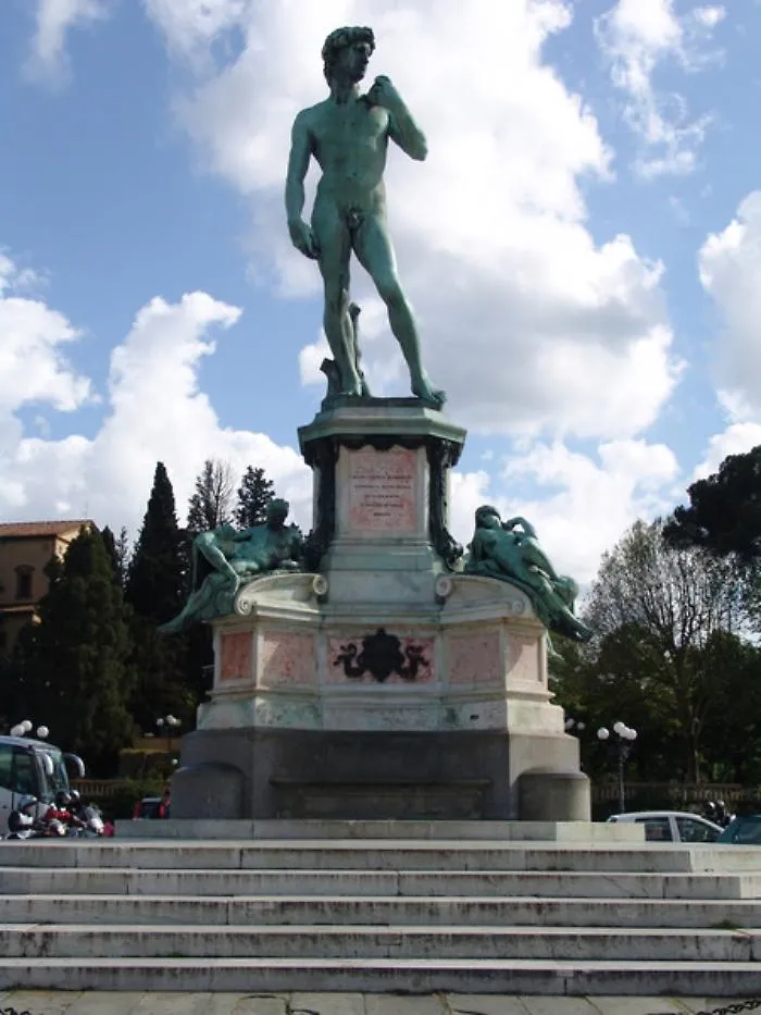 Bombola di gas sotto il David al piazzale Michelangelo: artificieri sul posto