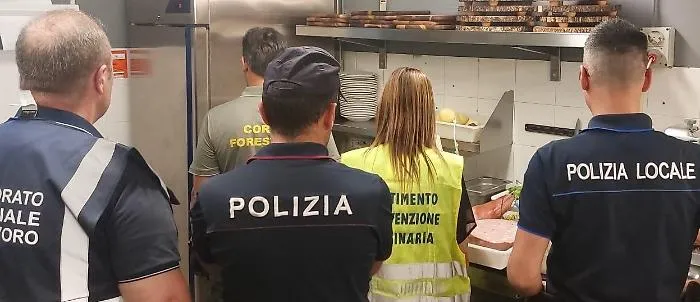 Cibo non tracciato, lavoratori irregolari e allaccio elettrico: la Polizia irrompe in ristorante e sala eventi alla Zona Industriale
