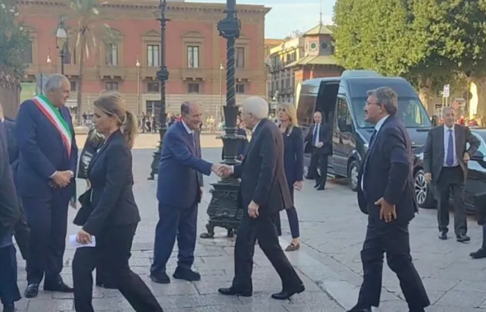 Problemi tecnici durante la proiezione, termina in anticipo la prima del film di Biagio Conte a Palermo con Mattarella