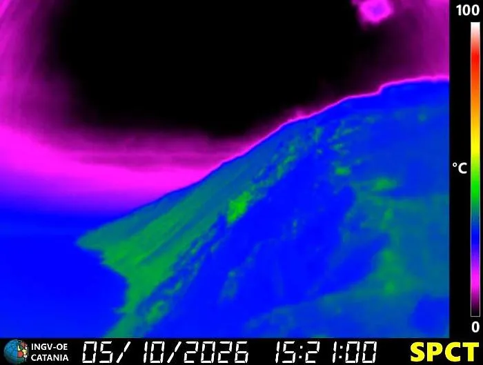 Nuova colata sullo Stromboli, la lava torna a scorrere nella Sciara del Fuoco 
