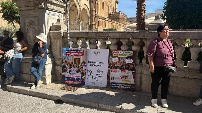 La polemica sulle prime comunioni, sit  in davanti alla cattedrale: &laquo;L'arcivescovo ci riceva&raquo;