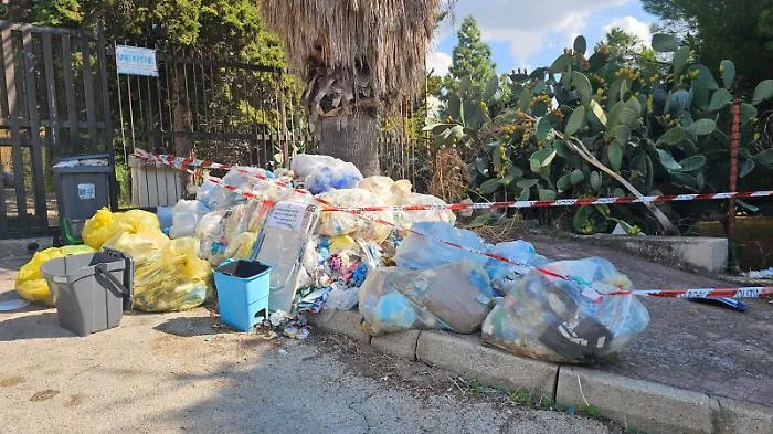 Guerra ai rifiuti selvaggi: sigilli e denunce nei condomini, ma la periferia protesta