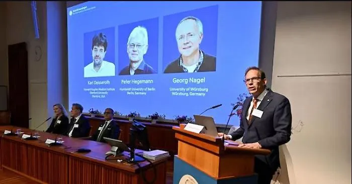 Nobel per la medicina 2026: Delsseroth, Hegemann e Nagel premiati per l'optogenetica che svela il comportamento cellulare
