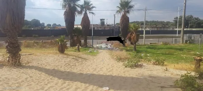 Playa, una spiaggia libera trasformata in una discarica a cielo aperto