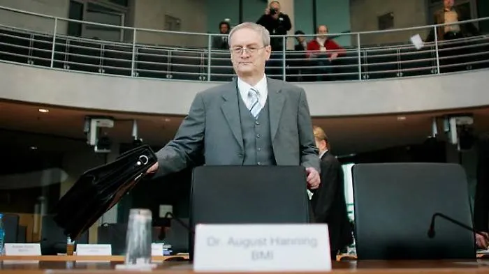 Terremoto nei servizi segreti tedeschi: arrestato per spionaggio l'ex capo degli 007 August Hanning