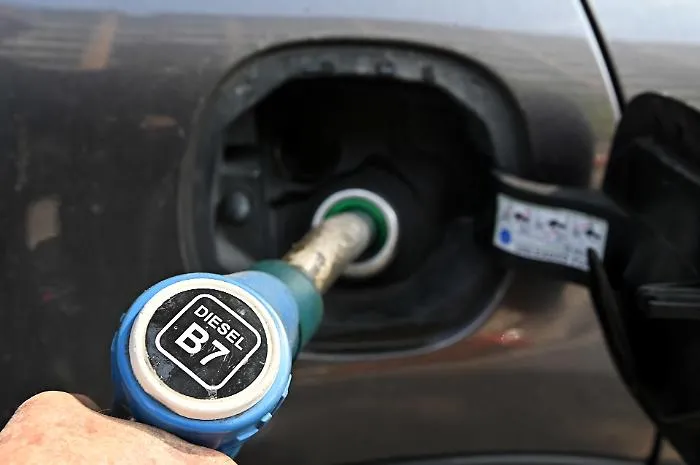 Diesel, il tetto sale a 2,25 euro: il Governo valuta le accise mobili ma il decreto resta al palo