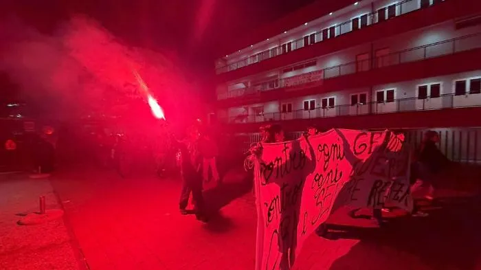Torino, alta tensione al corteo pro Pal: la polizia usa l&rsquo;idrante
