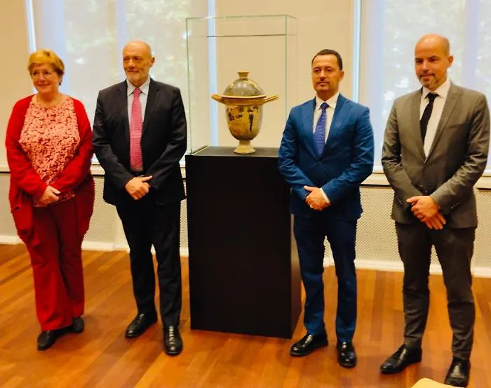 La Pisside di Centuripe torna a casa: donazione etica dall&rsquo;Universit&agrave; di Amsterdam