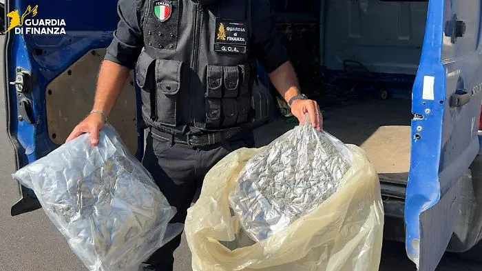 Maxi sequestro di stupefacenti, tre catanesi arrestati in flagranza: i 210 chili di droga valevano 4,5 milioni di euro