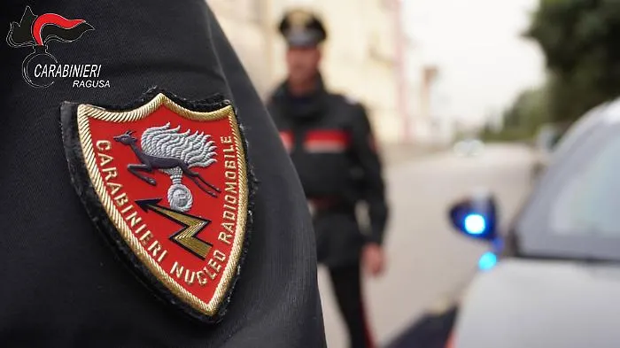 Vittoria, 28enne in stato di alterazione psicofisica aggredisce i carabinieri: arrestato