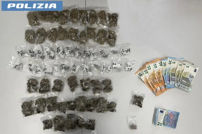 Continua lo spaccio di droga a domicilio in via Plebiscito, ma stavolta i ragazzi del "delivery" sono minorenni