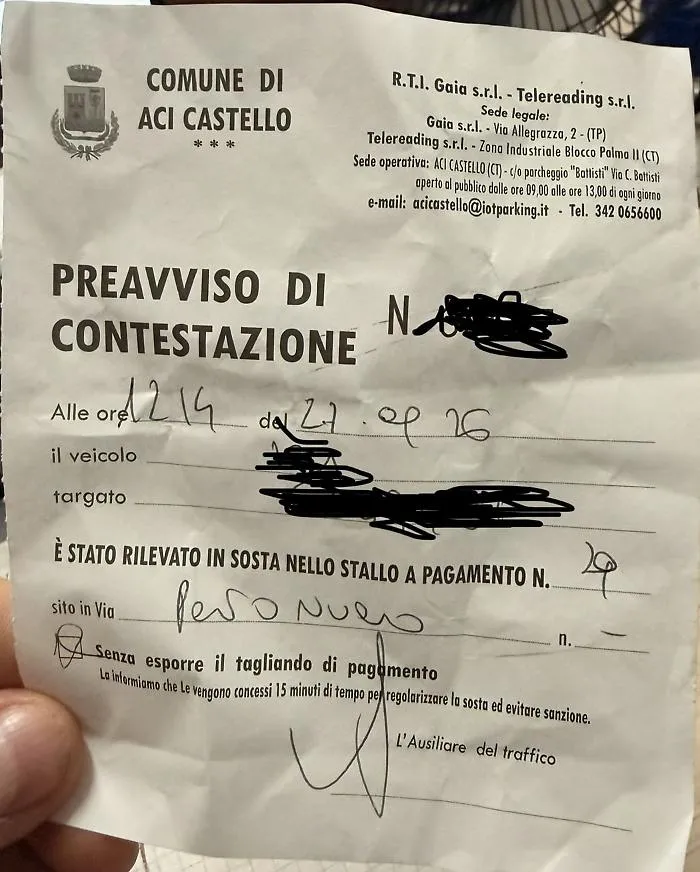 Paghi il parcheggio e prendi la multa: l'errore di targa e la burocrazia di Aci Castello