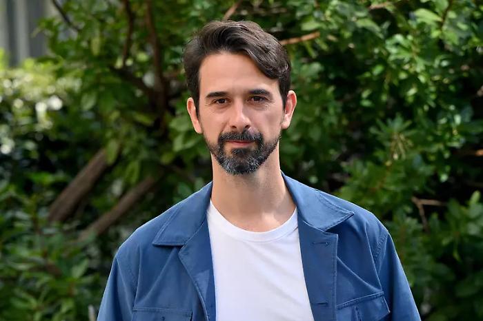 L'attore Davide Iacopini resta in gravi condizioni dopo il calcio sferrato da una mini car: &laquo;Erano a caccia di vittime&raquo;