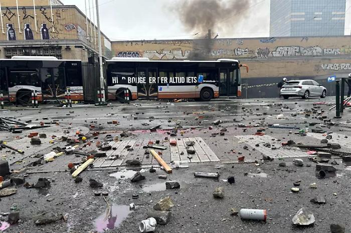 Il vento delle proteste francesi soffia su Bruxelles: scontri, lacrimogeni e auto in fiamme