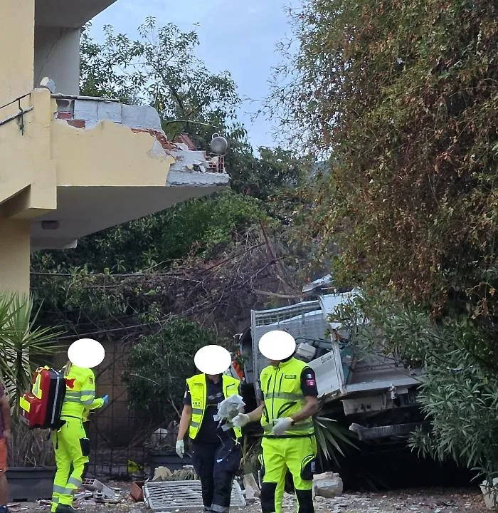 Furgone esce fuori strada, un morto e un ferito