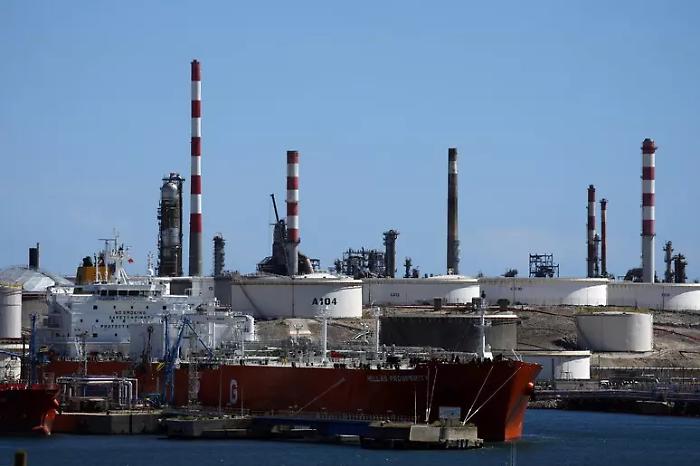 Inferno nello Stretto di Hormuz: superpetroliera esplode dopo l'urto con una mina