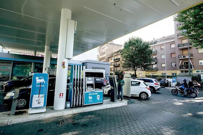  Cala il prezzo del diesel ma sfuma l'ipotesi di accise mobili: il governo, per il momento, tira il fiato