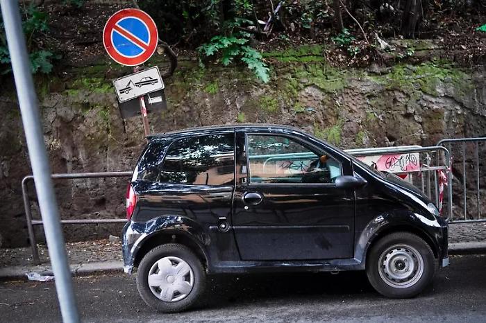 Aggressioni con la minicar a Roma, verifiche su un&rsquo;auto rubata: Iacopini resta grave