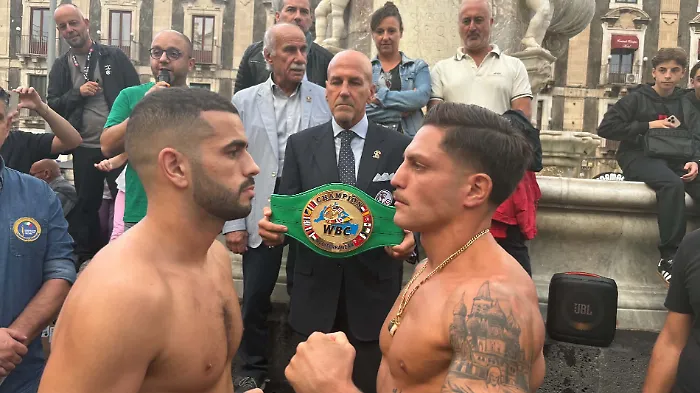 Boxe: spettacolare "face to face" in Piazza Duomo tra Salvatore "Occhi di Tigre" Cavallaro e Ayoub El Fahmi