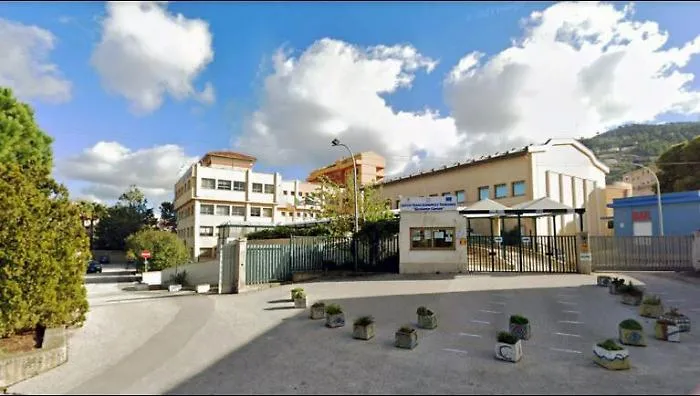 Violenza a scuola ad Alcamo: sassi e pugni ai collaboratori scolastici, denunciato studente dell'Itet Caruso
