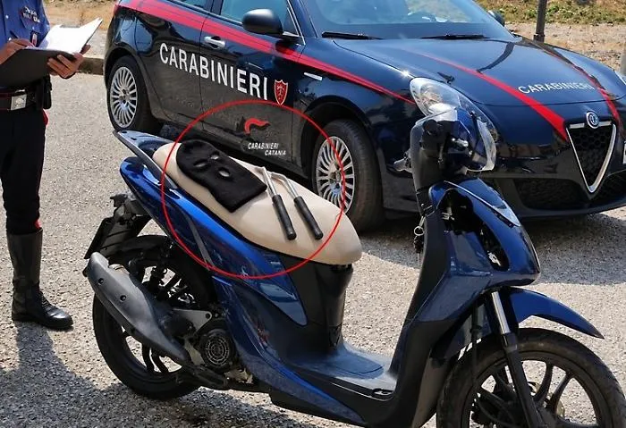 Fugge all'alt dei carabinieri a bordo di uno scooter rubato: bloccato dopo inseguimento 