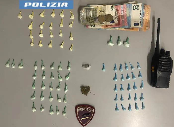 Piazza di spaccio in un edificio a San Giovanni Galermo: arrestati un 25enne e un 16enne con 105 dosi