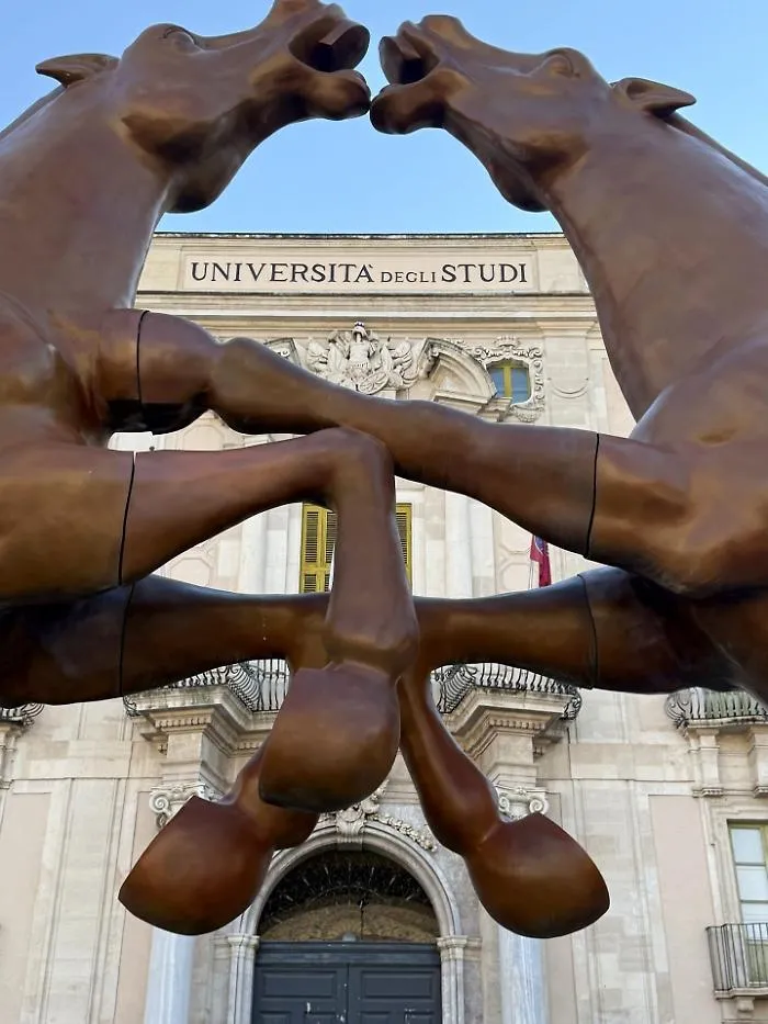 I cavalli di Piazza Universit&agrave; accendono il dibattito a Catania