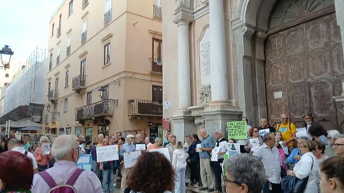 Acqua contaminata e non potabile dai rubinetti: a Trapani la protesta davanti il Comune 