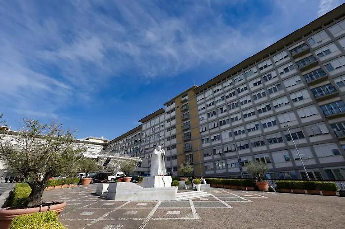 Udienze sospese fino al 20 ottobre per l'operazione del Papa: nessuno prender&agrave; il suo posto 
