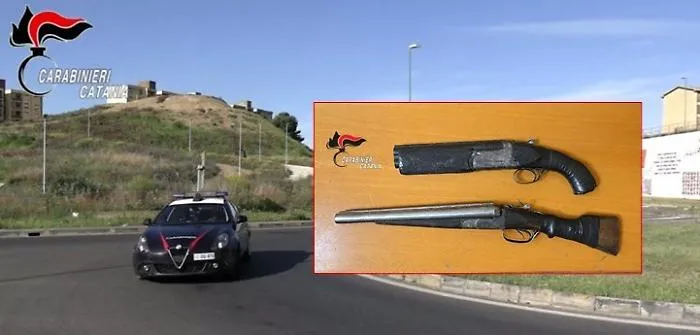 Aveva due fucili a canne mozze sotto il letto: arrestato un 23enne a Librino