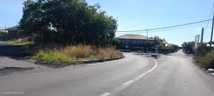 San Pietro Clarenza, marciapiede impraticabile in via delle Rose