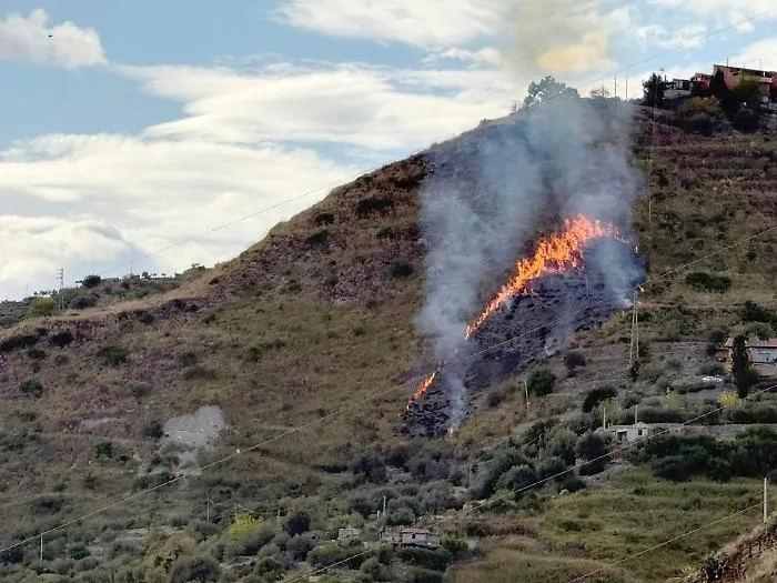 Taormina, lingua di fuoco a Mastrissa visibile dal centro storico: nuovo allarme per i residenti
