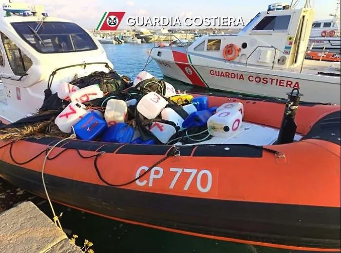 Trappola abusiva nei mari delle Egadi e San Vito: la Guardia Costiera sequestra 105 cannizzi e rimuove oltre una tonnellata di plastica