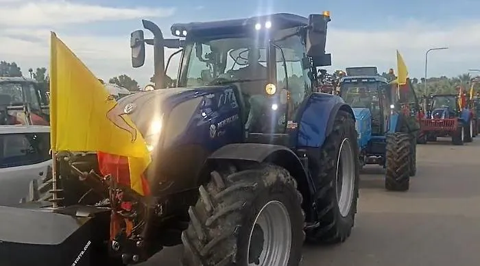 Trenta trattori in colonna a Gela: agricoltori protestano contro il caro carburante