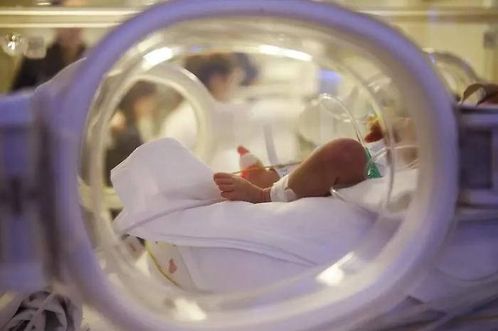Scelto il nome del Papa per il neonato trovato in un sacchetto che in tanti chiedono di adottare
