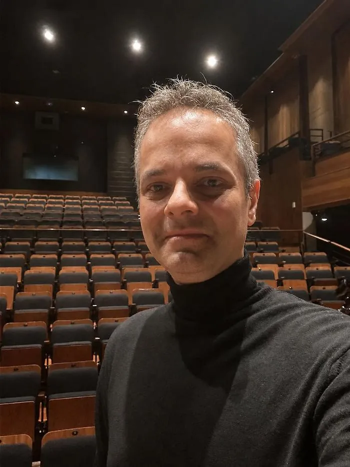 Ecco tre proposte di titolo:1) Christian Leotta conquista Tel Aviv: concerto tutto esaurito tra Scarlatti, Beethoven e Schubert  2) Debutto trionfale di Christian Leotta in Israele: il pianista incant