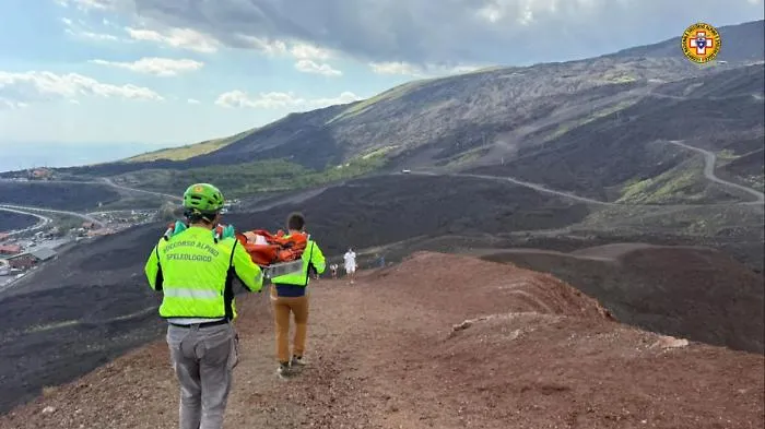 Malore fatale sui crateri Silvestri per una turista canadese: morta durante un'escursione