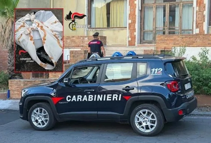 Colpo nell'hotel dismesso a Pedara: usano le tende per imballare le TV, arrestati due catanesi 