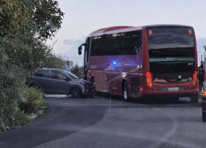 Scontro auto-bus sulle porte di Ragusa, ci sono feriti