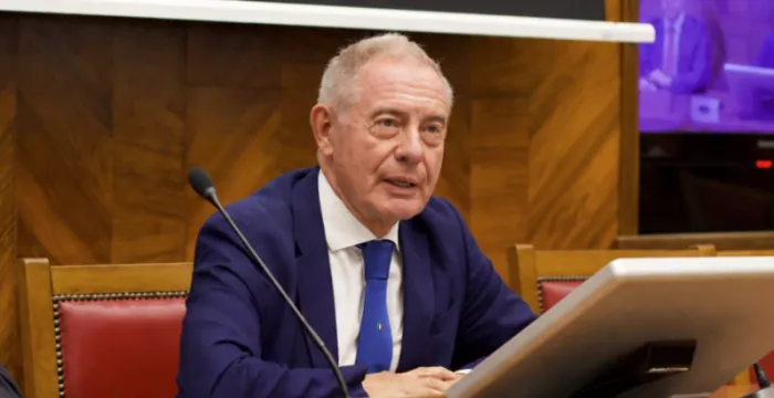 Urso convoca il tavolo per Pfizer con istituzioni e sindacati: al centro il futuro dello stabilimento di Catania